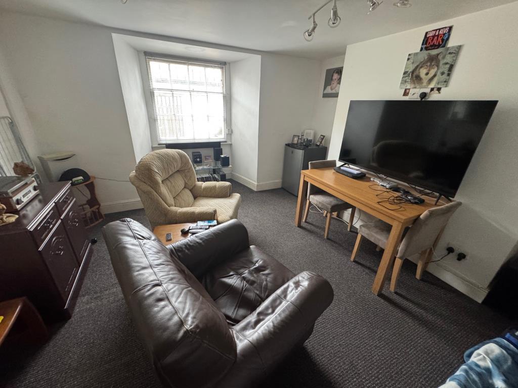 Lot: 161 - FREEHOLD INVESTMENT BLOCK OF FOUR FLATS - Basement flat - living room